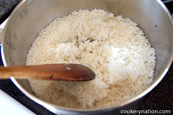 When the resting time is over, open the lid and fluff the rice.